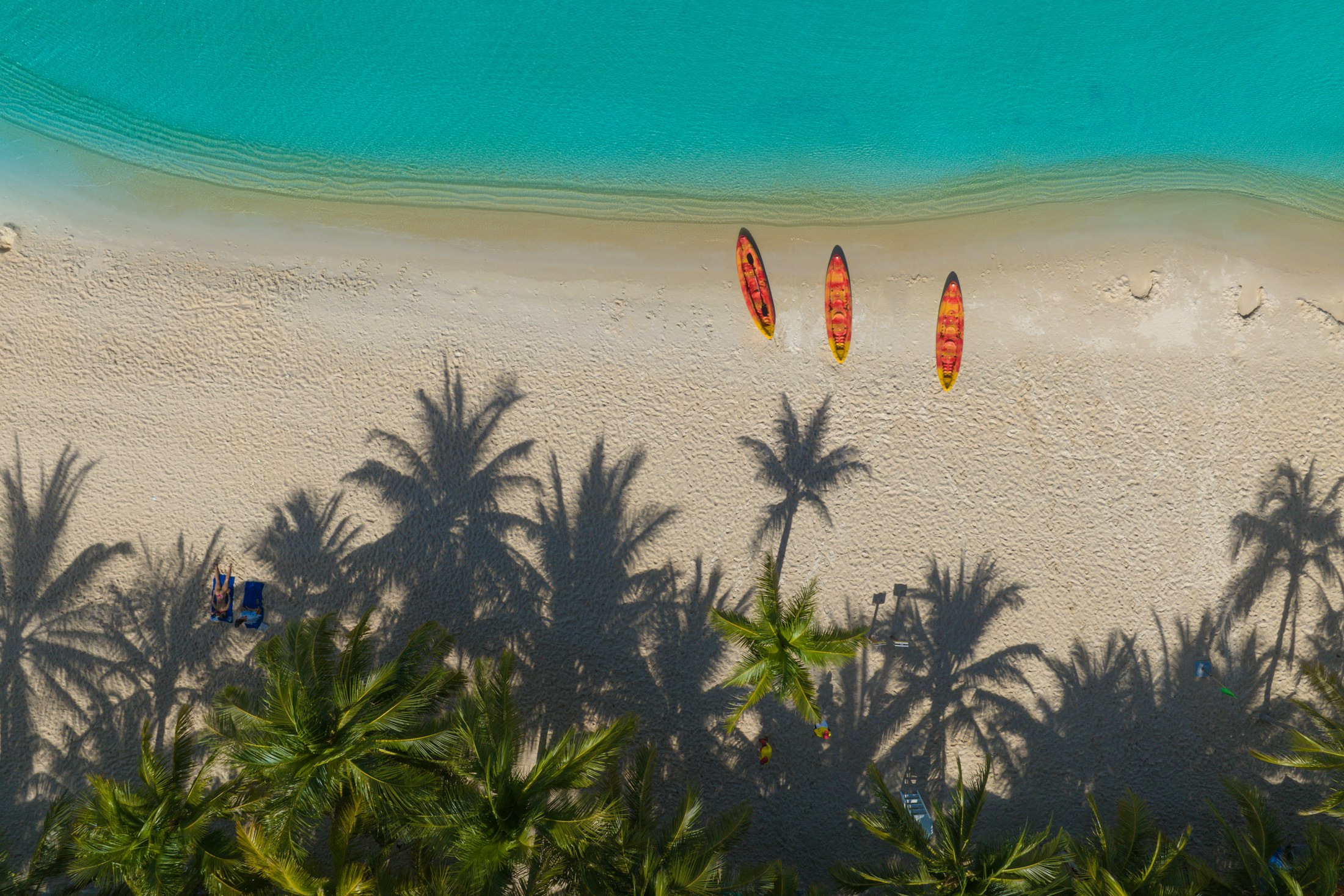 Vagues turquoise sur une plage d’Asie